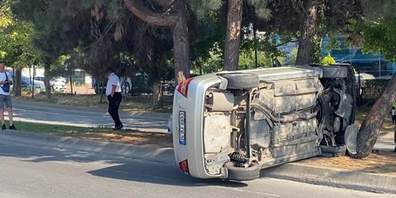 Bakırköy'de ağaçlara çarpan otomobil yan yattı: Sürücü yaralı
