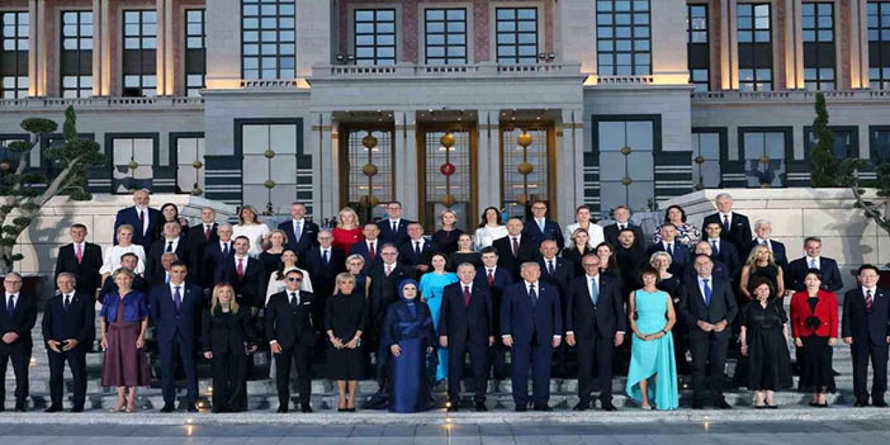 NATO Zirvesi'ne katılan liderler aile fotoğrafı çekildi