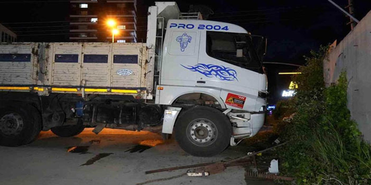 Direksiyon başında fenalaşan sürücü, istinat duvarına çarptı