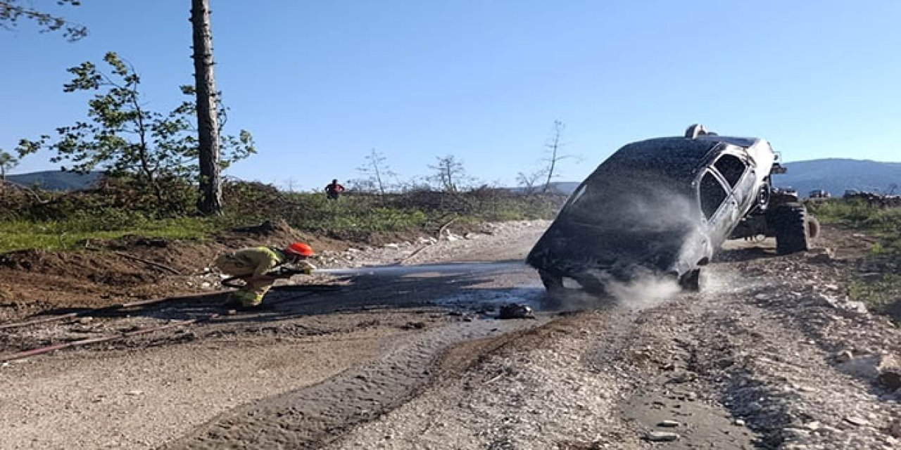 Otomobilde çıkan yangın ormana sıçradı