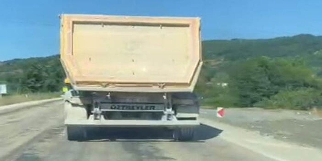 Hafriyat kamyonundan yola taş düştü, otomobilin camı kırıldı