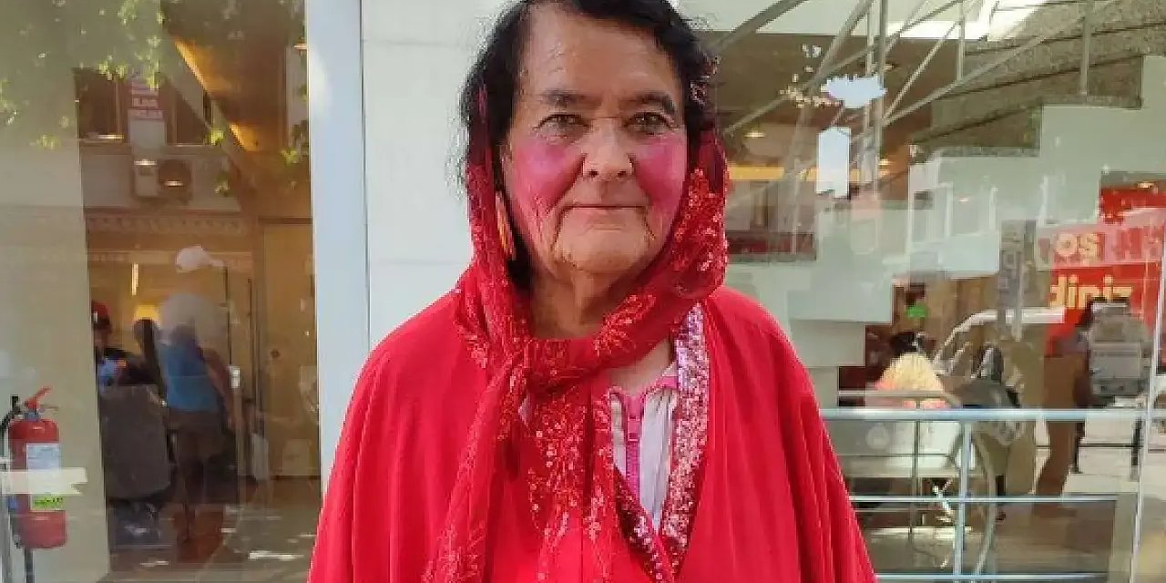 Konya'nın "kırmızılı Kadın"ı Son Yolculuğuna Uğurlandı