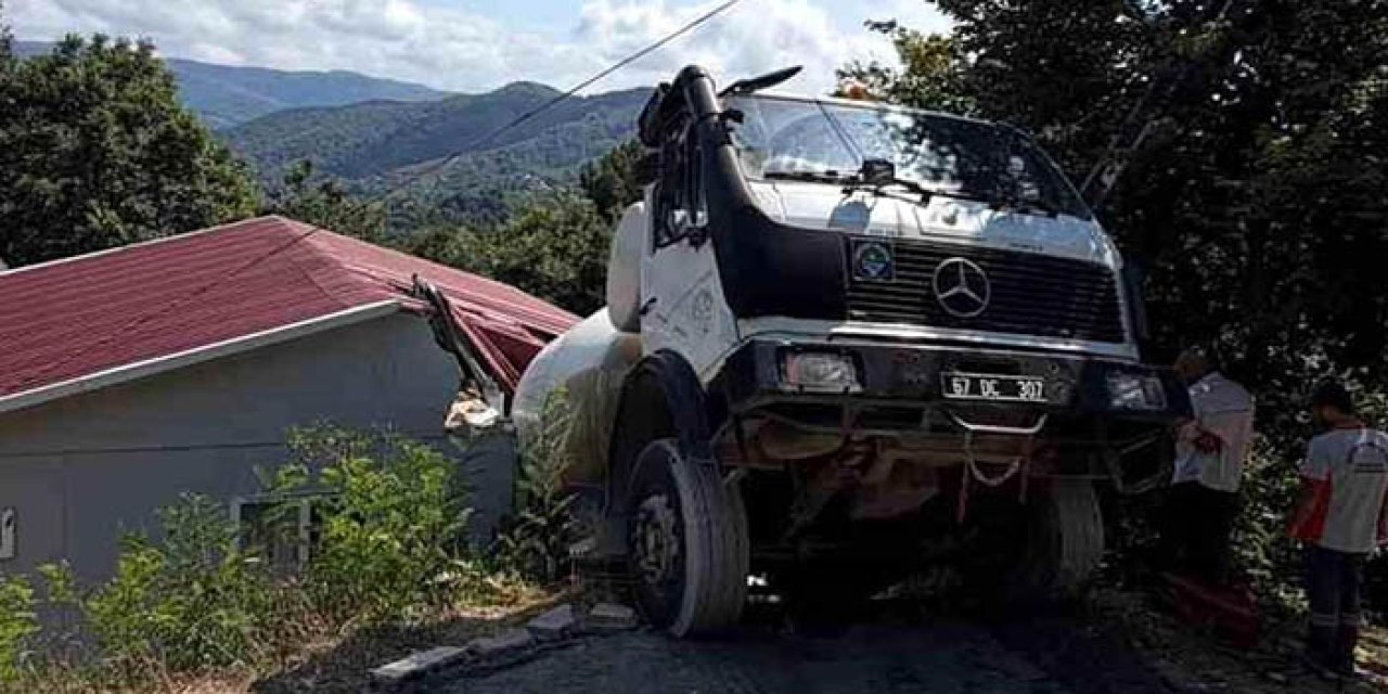 Beton mikseri evin çatısına düştü: Faciadan dönüldü