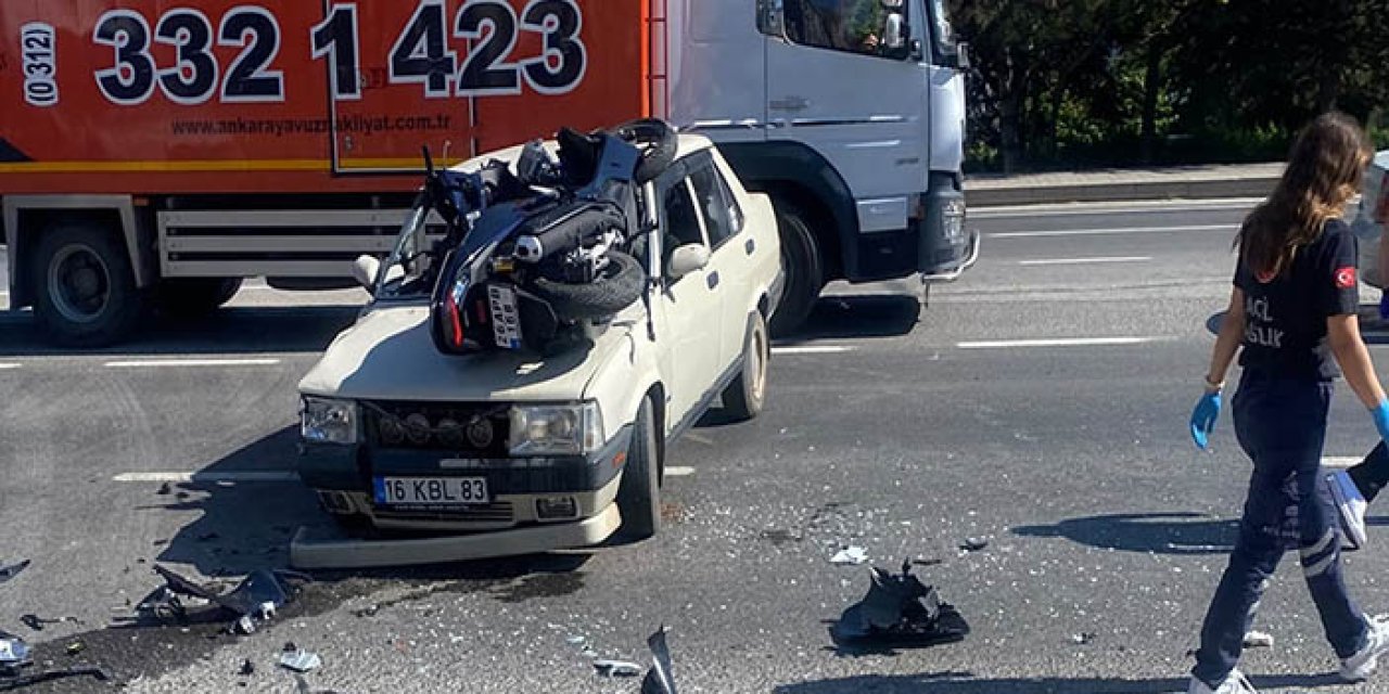 Motosiklet, çarpıştığı otomobilin üzerine düştü; 3 yaralı