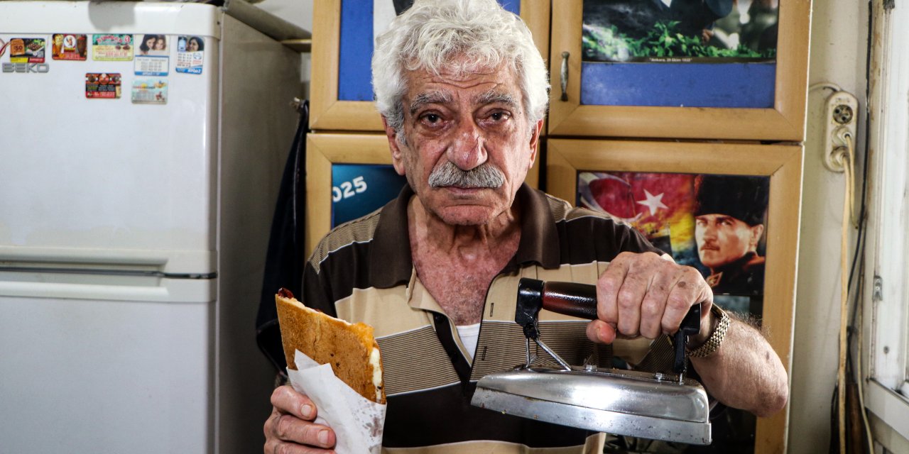 15 metrekarelik dükkanda yarım asırdır aynı ütüyle tost hazırlıyor