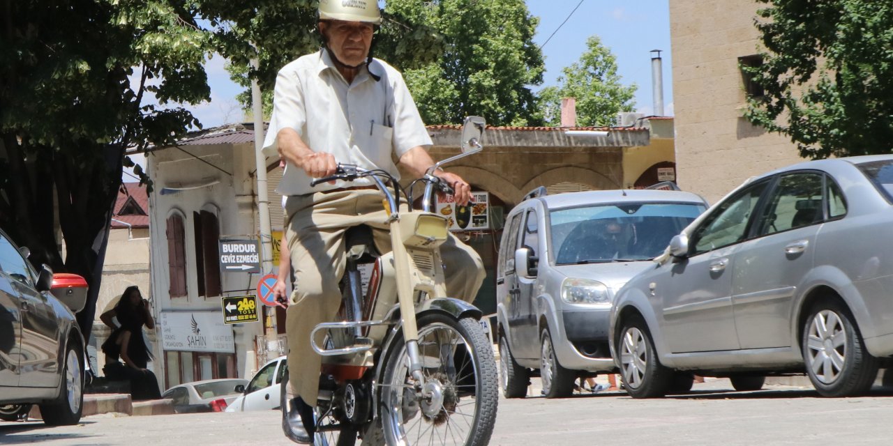50 yıllık motosikletini yazın sürüyor, kışın garajda muhafaza ediyor