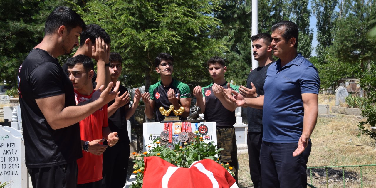 Şampiyon bilek güreşçiler madalyalarını şehit polisin kabrine bıraktı