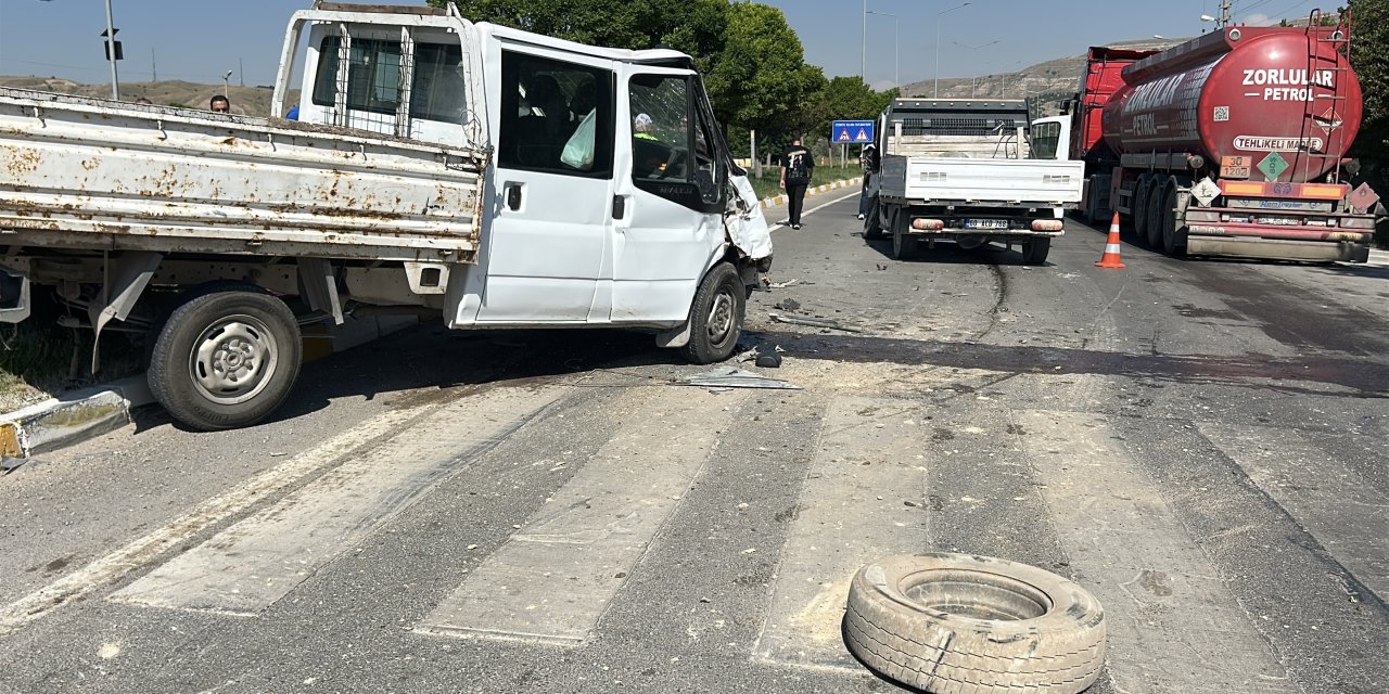 Sivas’ta kavşakta iki kamyonet çarpıştı: 5 yaralı