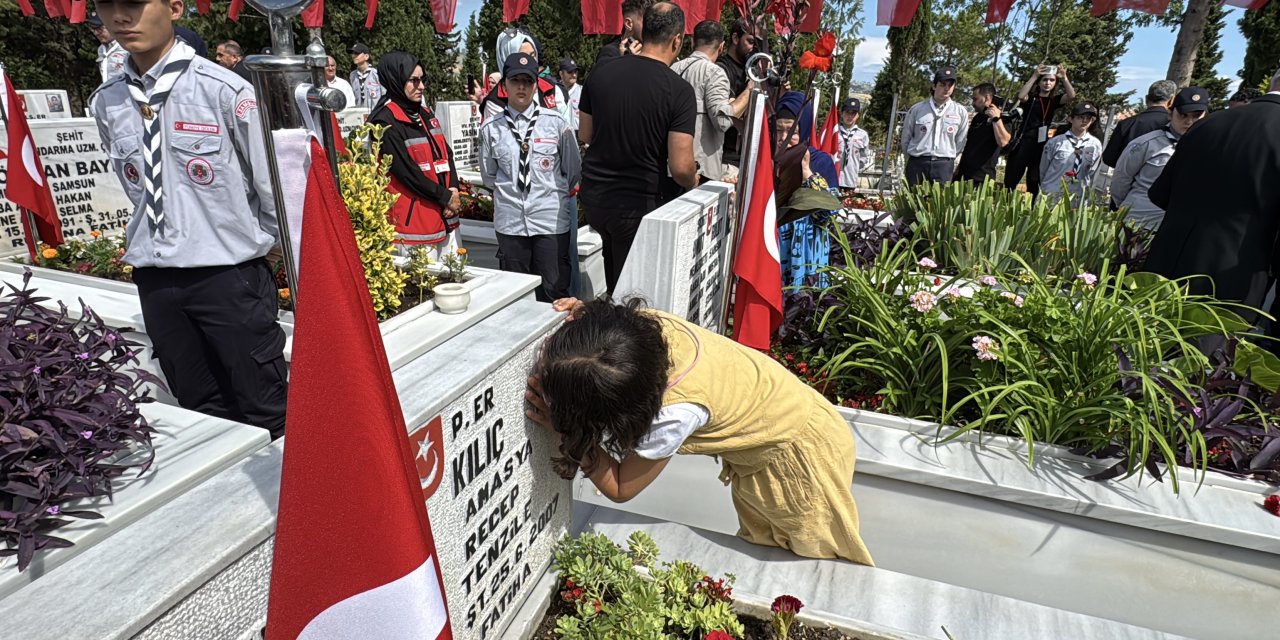 Hiç tanıyamadığı şehit dayısının mezarındaki fotoğrafını öptü