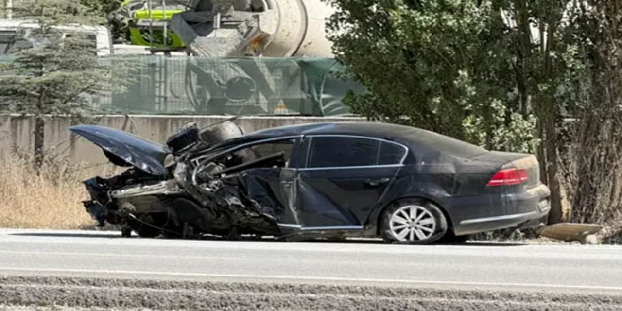 Ankara'da otomobil direğe çarptı: 3 yaralı
