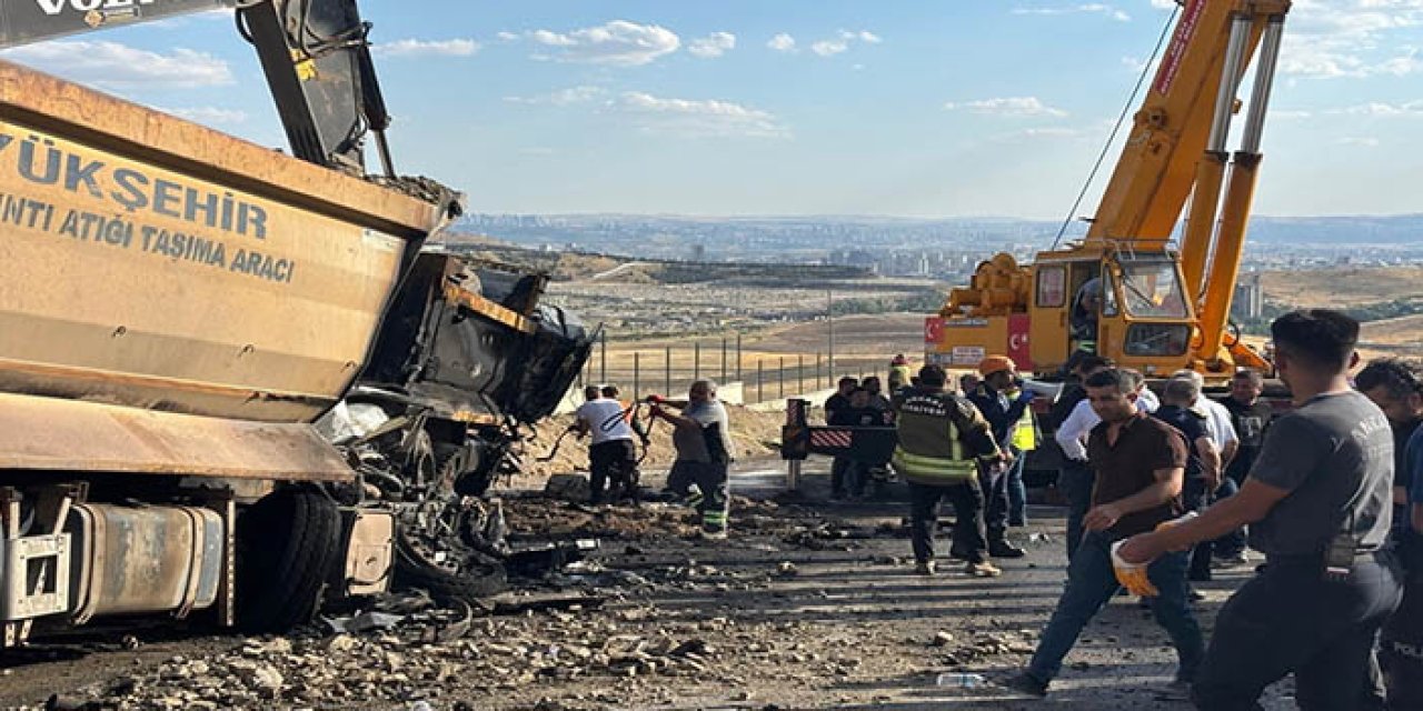 Ankara'da yol çalışmasında iki hafriyat kamyonu çarpıştı: 2 ölü