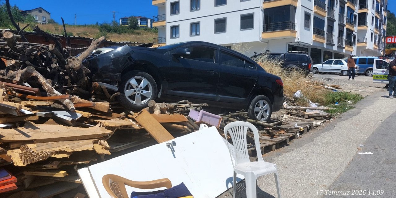 Otomobil fırın önündeki odunlara çarptı: 6 kişi yaralandı