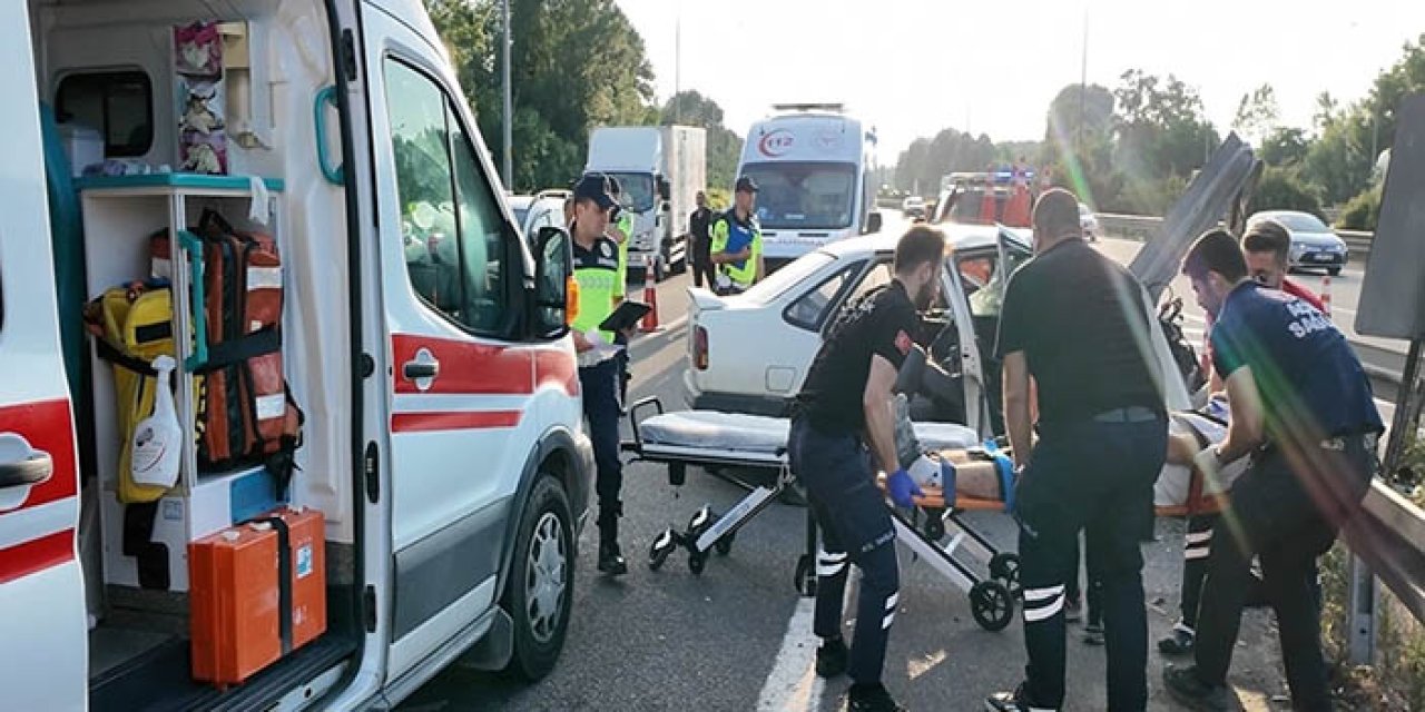 Anadolu Otoyolu'nda otomobil bariyere çarptı 3 yaralı