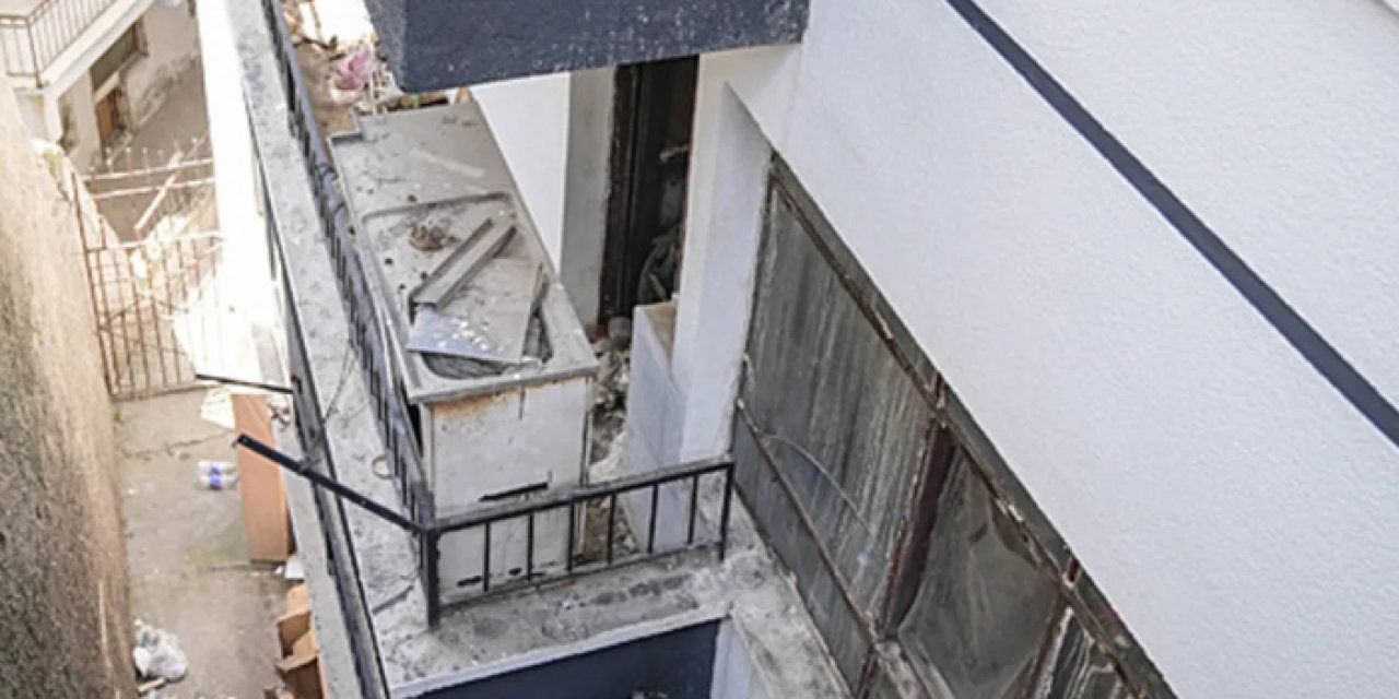 Mamak'ta evden bir kamyon çöp çıkarıldı