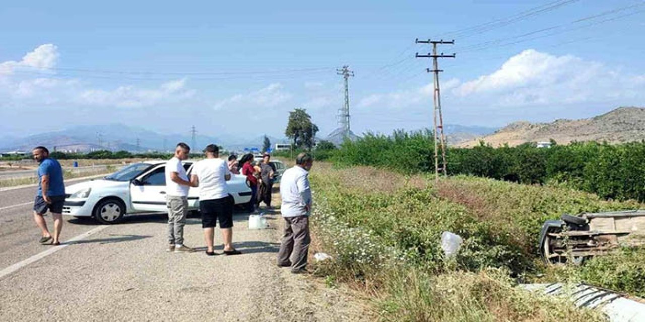 Otomobilin çarptığı araç bahçeye devrildi: 4 yaralı
