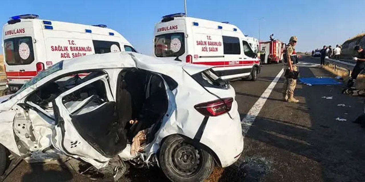 Şanlıurfa’da hafif ticari araç ile otomobil çarpıştı: 2 ölü, 9 yaralı