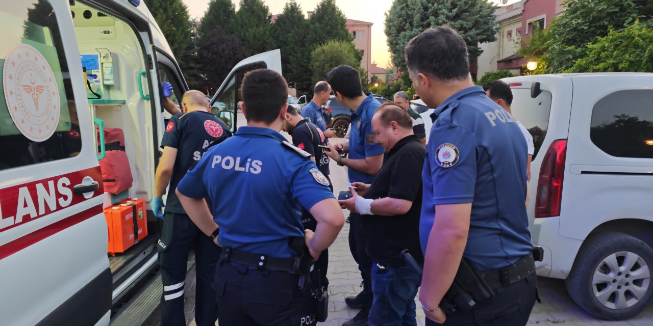 Babasını bıçaklayıp, kendini eve kilitledi