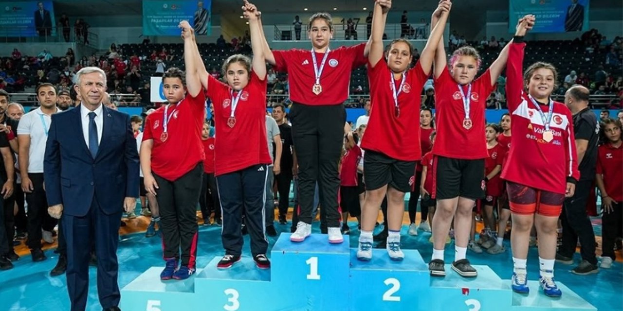 Ankara Arena’da şampiyonluk coşkusu: Mansur Yavaş minderin yıldızlarıyla buluştu