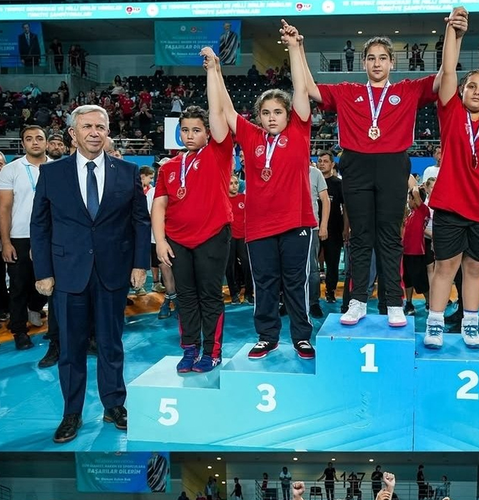 Ankara Arena’da şampiyonluk coşkusu: Mansur Yavaş minderin yıldızlarıyla buluştu