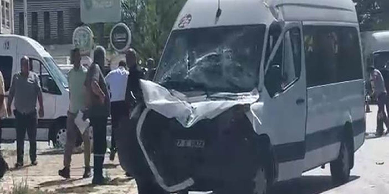 İşçi servis minibüsü, kamyona arkadan çarptı: 11 yaralı