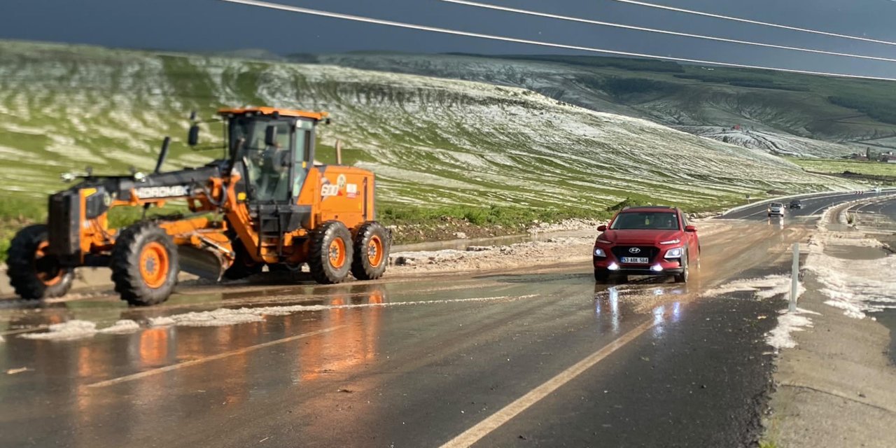 Ardahan-Göle kara yolu dolu nedeniyle bir süre trafiğe kapatıldı