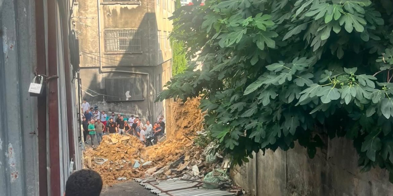 Beyoğlu'nda metruk binadaki kısmi çökme kameraya yansıdı