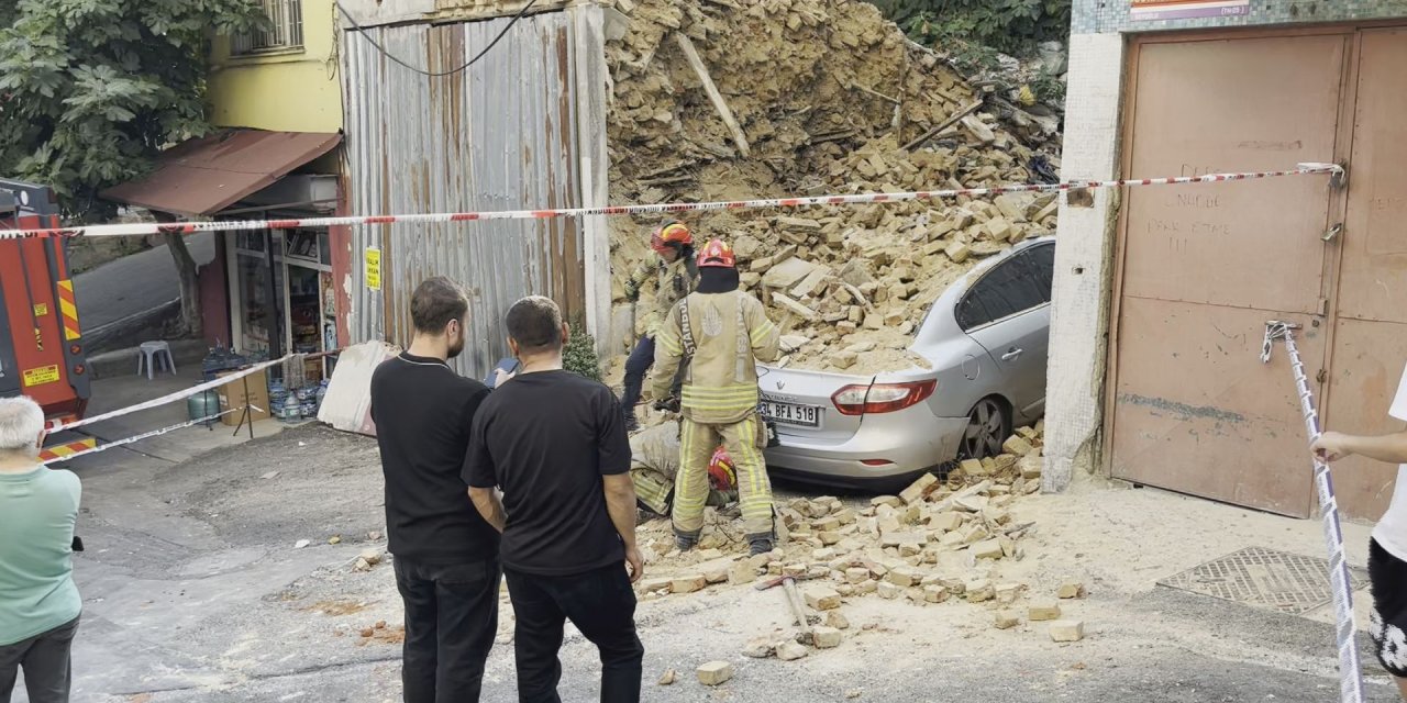 Beyoğlu'nda metruk binanın duvarı çöktü; o anlar kameraya yansıdı