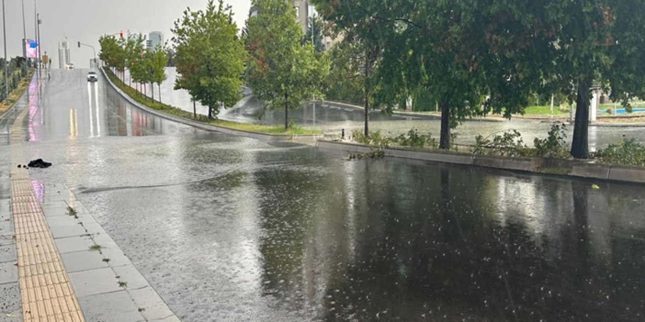 Ankara’da caddeler göle döndü, trafik aksadı