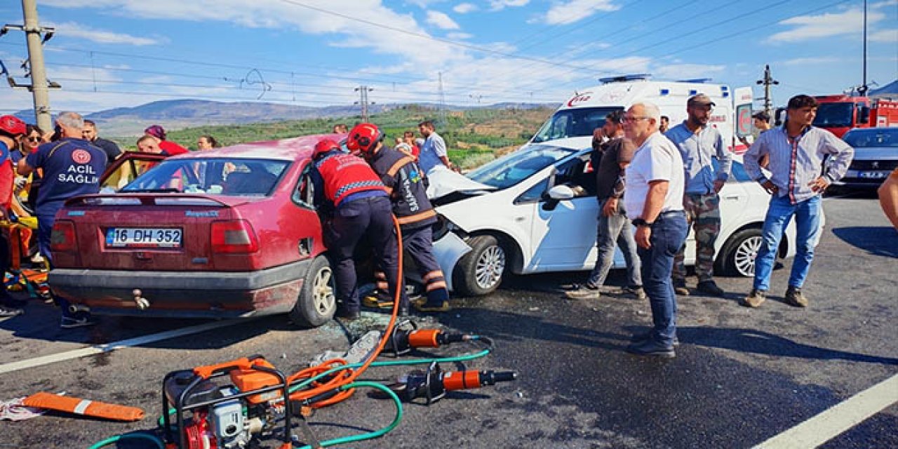 Pamukova’da 2 otomobil çarpıştı 1’i ağır 7 yaralı