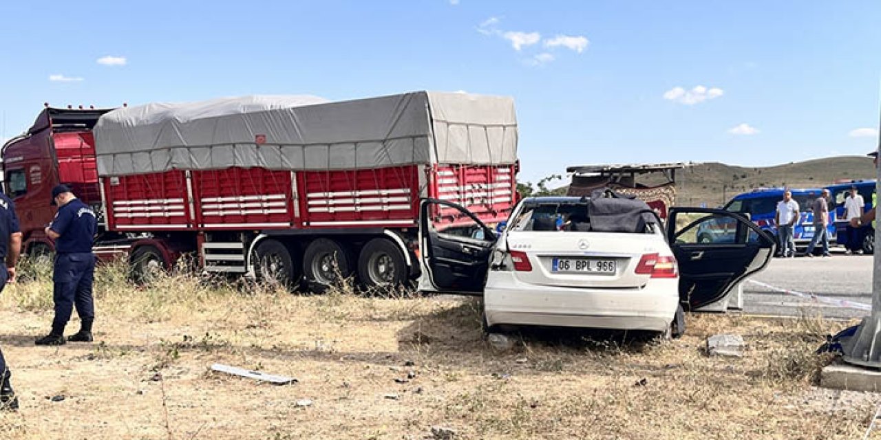 Çankırı'da kamyon ile otomobil çarpıştı: 3 ölü, 2 yaralı