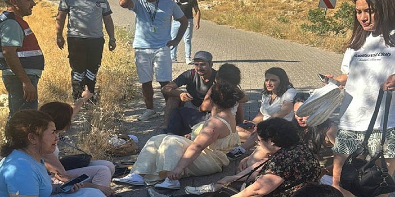Turistleri taşıyan minibüs devrildi: 13 yaralı
