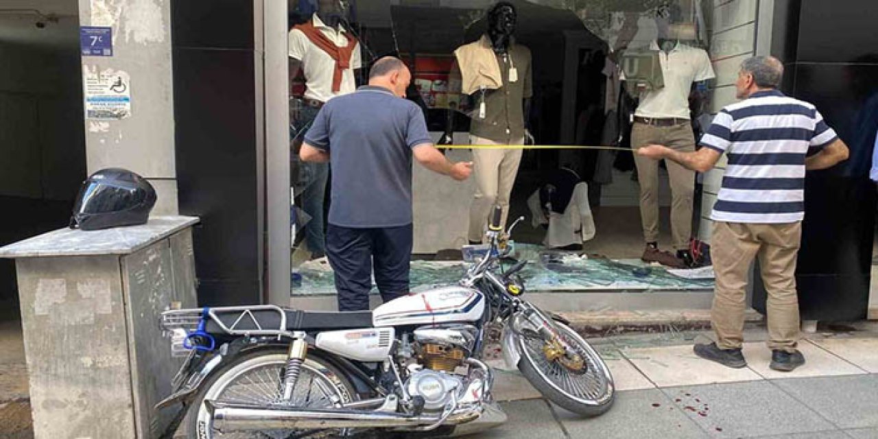 Elazığ’da otomobille çarpışan motosiklet mağazaya girdi: 1 yaralı