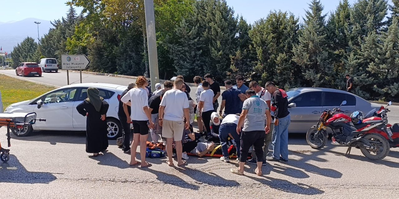 Otomobille çarpışan motosikletli ağır yaralandı