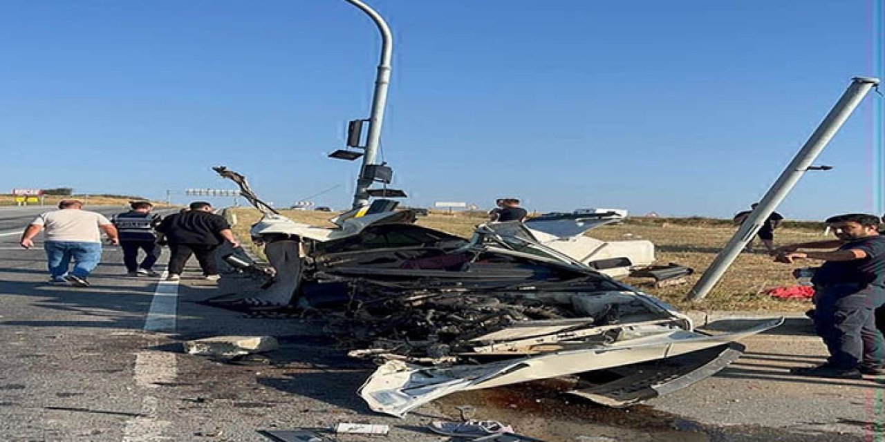 Sinyalizasyon direğine çarpıp ikiye bölünen otomobilden sağ çıktı