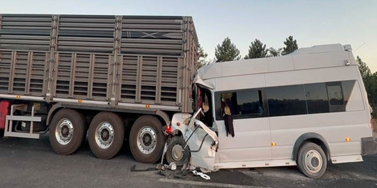 Malatya'da minibüs ile tır çarpıştı; 18 yaralı