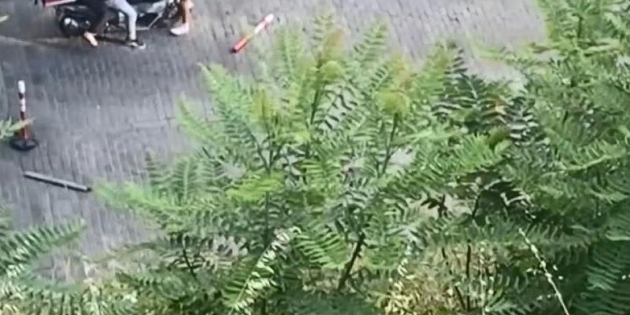 Beyoğlu’nda motosikletin önüne atlayan yarı çıplak kişi darbedildi