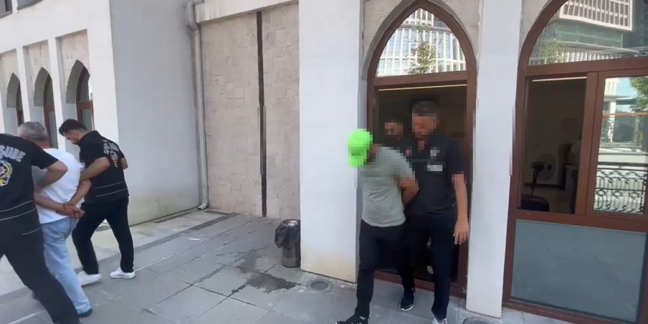 Fenerbahçe-Sturm Graz biletlerini karaborsada satmaya çalıştıkları öne sürülen 2 kişi tutuklandı