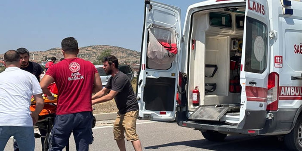 Kavşakta iki otomobil çarpıştı: 1 ölü, 5 yaralı
