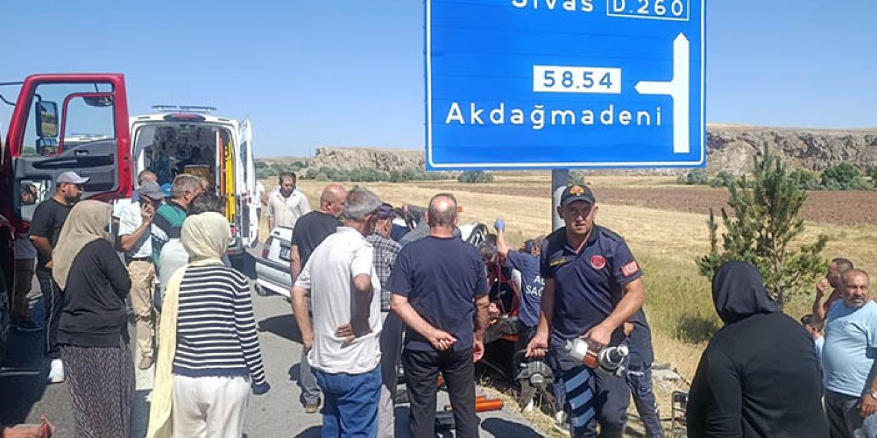 Sivas'ta Trafik Levhasına Çarpan Otomobilde 3 Yaralı