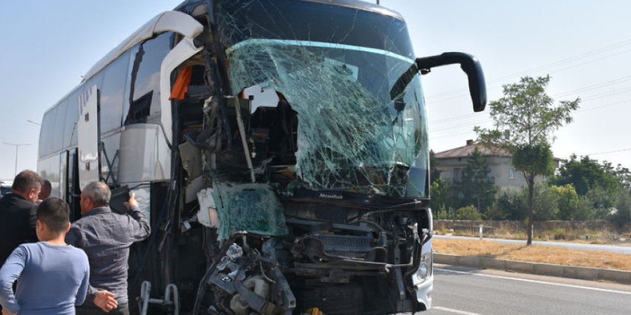 Otobüs kamyonete arkadan çarptı: 1 can kaybı, 15 yaralı