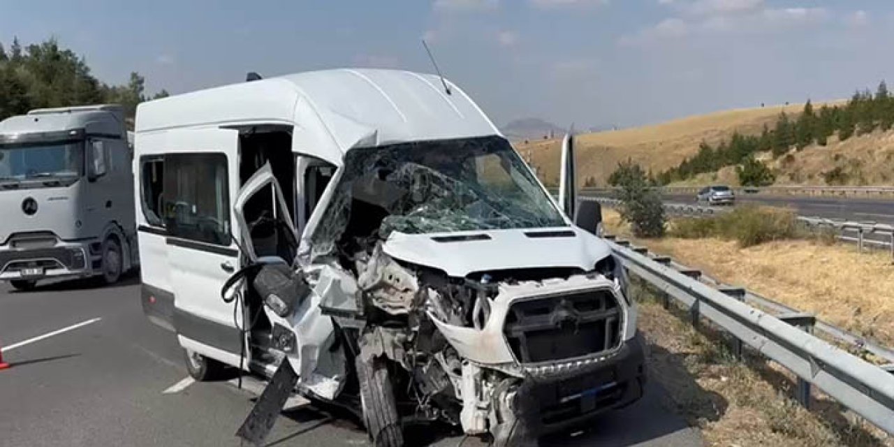 Ankara’da minibüs tıra çarptı: 7 yaralı