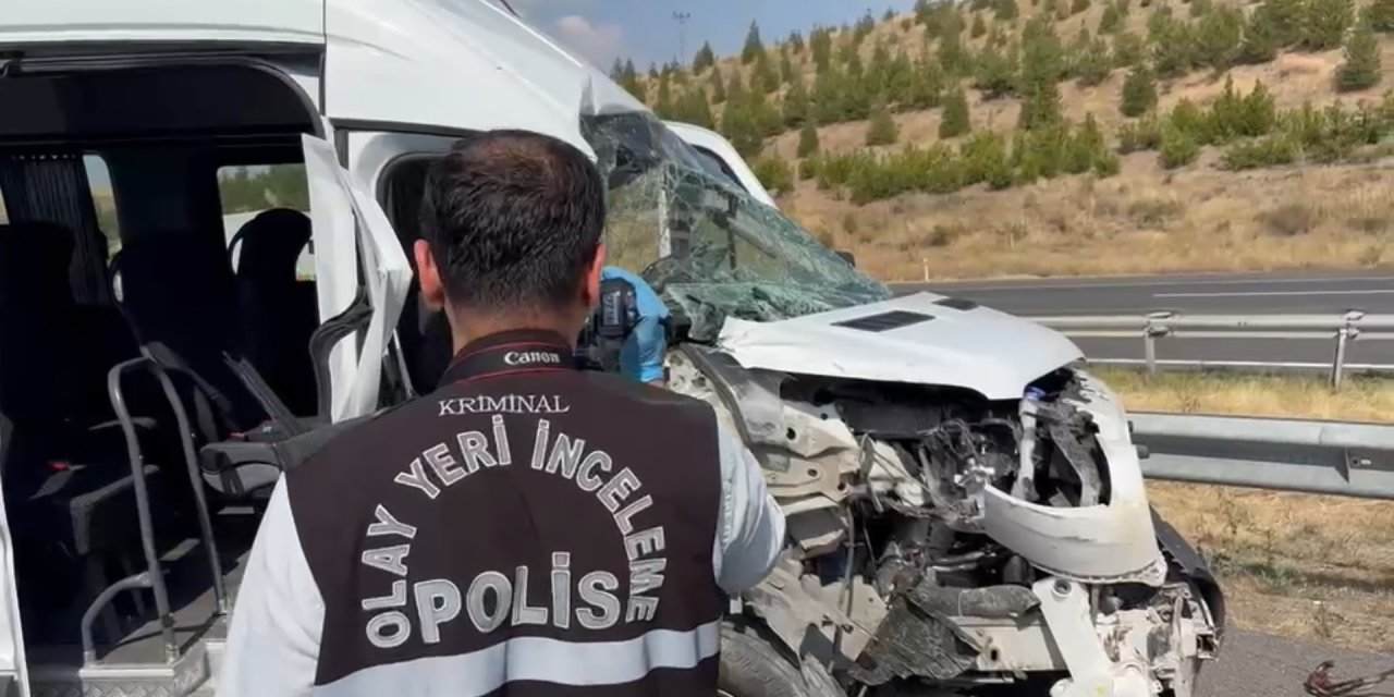 Ankara’da servis minibüsü TIR’a çarptı: 7 kişi yaralandı