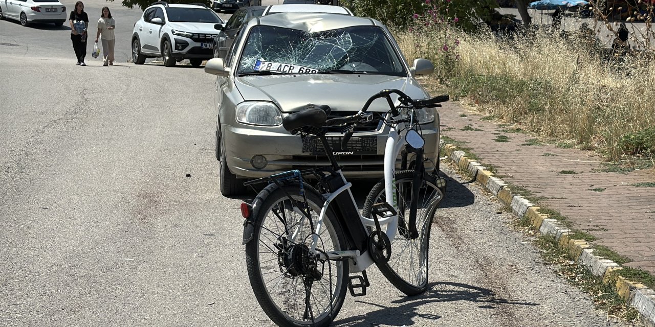 Otomobille elektrikli bisiklet çarpıştı: 1 kişi ağır yaralandı