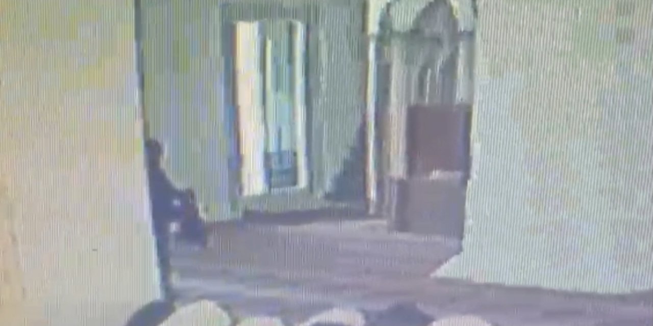 Camide hırsızlık: Kameraya yansıdı