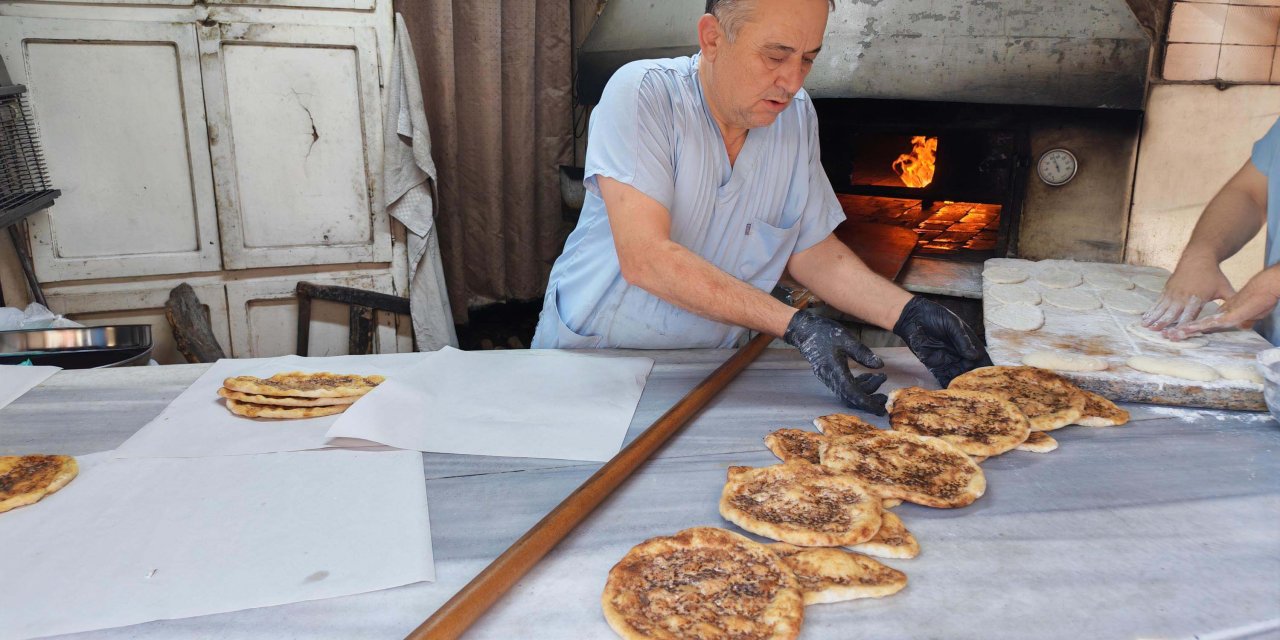 107 yıllık lezzet: Taş fırında pide üretiyor