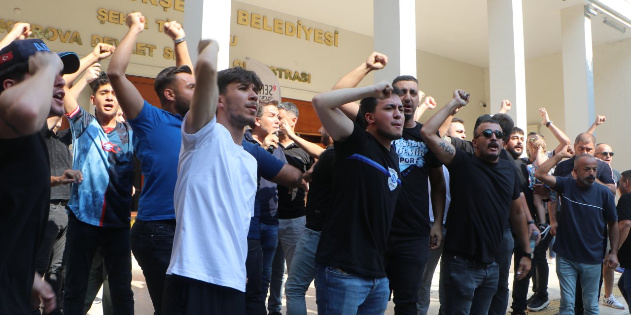 Adana Büyükşehir Belediyesi önündeki taraftar eyleminde tansiyon yükseldi