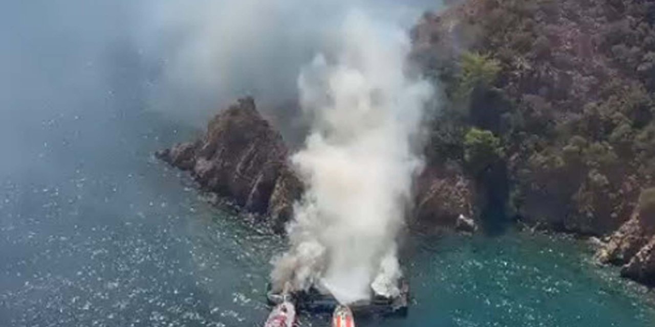 Fethiye’de koyda gezi teknesi alev aldı, 115 kişi denize atladı