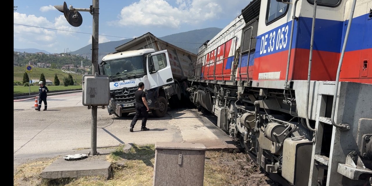 Hemzemin geçitte lokomotif TIR’la çarpıştı