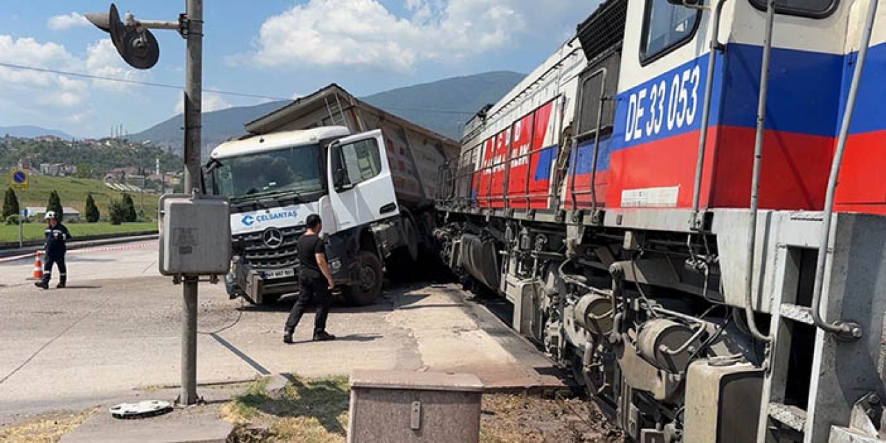 Hemzemin geçitte lokomotif tırla çarpıştı