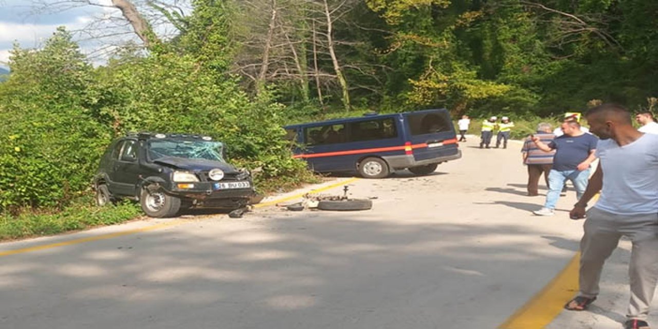 Hafif ticari araç ile minibüs çarpıştı: 1'i bebek 9 yaralı